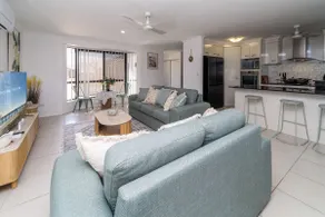 4-Bedroom Endeavour Poolside Escape - Image 2