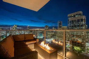 SoHo Signature Lounge | Skyline & Mountain Views - Image 2