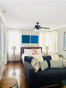 Chic & Classy Centrally Located Montrose Apartment - Image 3