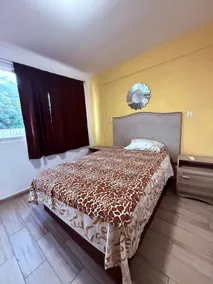 Elegant and centrally-located apartment - Image 2