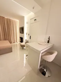 Elysian Hot Tub Suite Piraeus - Image 5