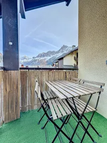 Modern 2BR Apt with Mountain Views & Private Parking - Image 5