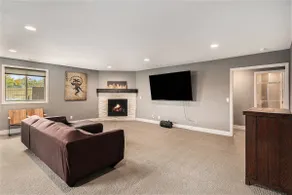 Modern Luxurious Living Omahas best w/ King Bed - Image 5