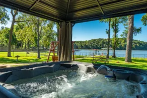 LakefrontEscape·Kayaks·Dock·HotTub·Retro·Sleeps10 - Image 4
