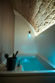 Myra Bari Bed & Spa - Image 4