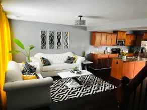 Fabulous large end unit townhouse. Clean, Cozy. - Image 2