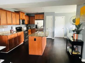 Fabulous large end unit townhouse. Clean, Cozy. - Image 4