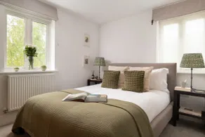 Modern Cotswolds lakeside retreat spa and pool - Image 2