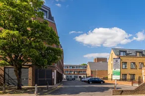 Luxury Central Apartment Bedford - Image 5