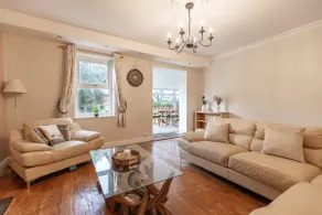 EASTCOTE FARM - Spacious 5-Bed Home with Views, Garden & Playroom - Image 2