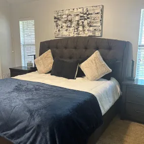 Rustic Comfort in Nash | King Bed - Image 4