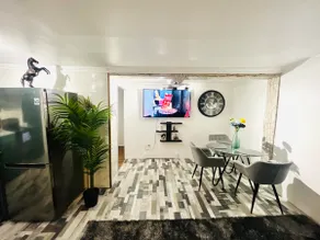 Entire unit with a private entrance at Sherbrooke - Image 4