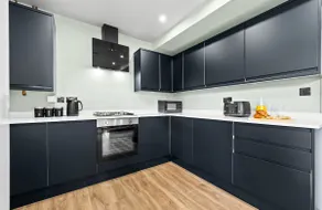 Stylish 4BR Home w/ Driveway by Warwick Castle - Image 4