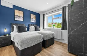 Stylish 4BR Home w/ Driveway by Warwick Castle - Image 5
