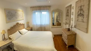Cozy house with private garden and warm decor - Image 2