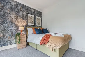 4BR Beeston Contractor Stay - Sleeps 8 with Parking - Image 2