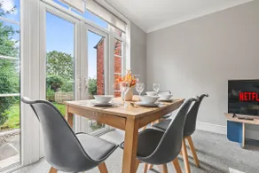 4BR Beeston Contractor Stay - Sleeps 8 with Parking - Image 5