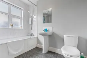 4BR Beeston Contractor Stay - Sleeps 8 with Parking - Image 4