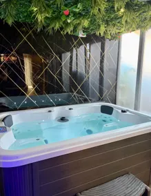Opalys Spa • Suite with Hot Tub. - Image 2