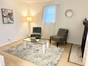 Bright & Cozy Retreat Near Shops & Subway - Image 5