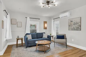 Jennifer's Modern & Comfy Broadway Walkable Stay - Image 3