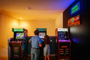 Fall Festival getaway sleeps 12 pickleball arcade - Image 2