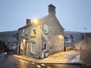 Northcliffe - Stylish Stone Cottage - Spa Bath - Peak Views - Image 2