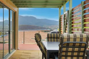 Riverview Townhouse Retreat - Image 2