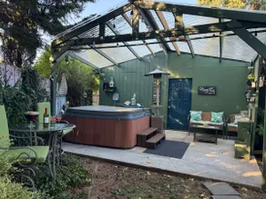 Cozy 3BR Duplex with hot tub - Image 4