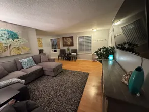 Cozy 3BR Duplex with hot tub - Image 2