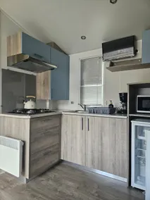 Cozy mobile home with covered terrace - Image 2