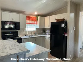 Deluxe Cabin on Pond Sleeps 4 ~Wi-fi ~Smart TV~Pet - Image 4