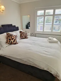 Beautiful & Spacious 6 bedroom house - Image 2