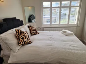 Beautiful & Spacious 6 bedroom house - Image 5