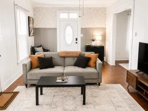 Midtown Cottage, Queen Bed, Pet Friendly - Image 2