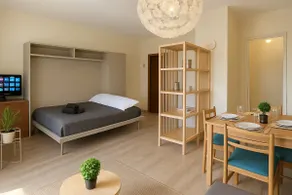 Lake VIEW! with Park, WiFi and Private Parking! - Image 2