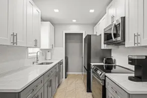Spacious 4BR Home Near Hospitals • FREE Parking - Image 5