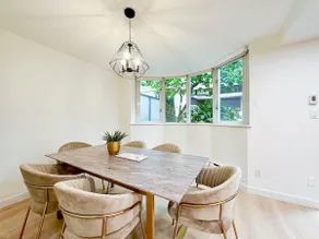 Modern 2-Level 3BR 2.5BA Townhome in Coal Harbour - Image 2