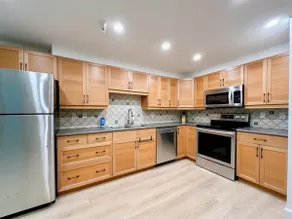 Modern 2-Level 3BR 2.5BA Townhome in Coal Harbour - Image 5