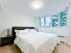 Modern 2-Level 3BR 2.5BA Townhome in Coal Harbour - Image 4