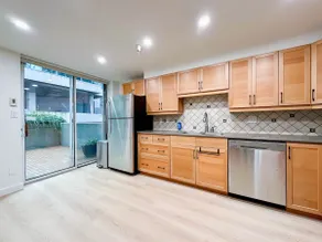 Modern 2-Level 3BR 2.5BA Townhome in Coal Harbour - Image 3