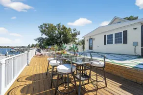 Waterfront home with dock and kayaks - Image 4