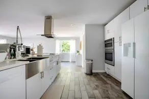 Modern Comfort Near Airport & Downtown - Image 2
