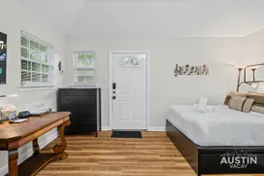 Relax on Riverview 1 Block to Lady Bird Lake - Image 3
