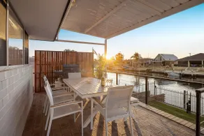 The Jetty House + waterfront canals + dogs - Image 2