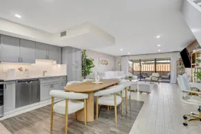 3 min drive to Beach & Mercato | Chic Naples house - Image 2