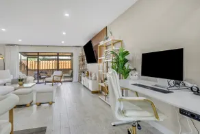 3 min drive to Beach & Mercato | Chic Naples house - Image 5