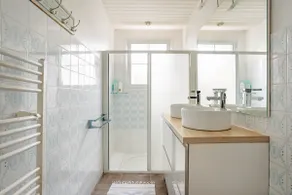 Cozy Cottage Near Ocean - Image 4