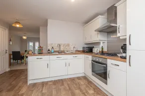 Stylish 5-Bed Townhouse In Wakefield - Image 4