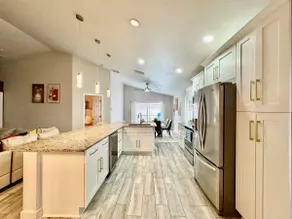 Modern 4BR2BA with pool in gated community - Image 4